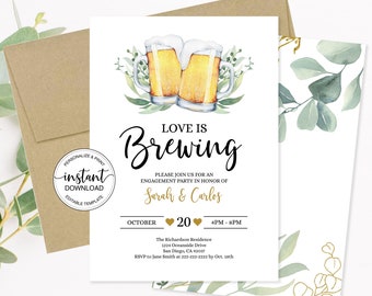 Könnte beinhalten: Eine weiße, druckbare Einladung zu einer Verlobungsfeier mit einer Aquarell-Illustration von zwei Bierkrügen. Der Text lautet "Love is Brewing" und enthält die Namen "Sarah & Carlos" sowie das Datum "20. Oktober".