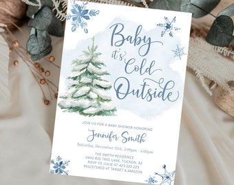 Op de afbeelding: Een blauwe en witte babyborrel uitnodiging met een aquarel illustratie van een besneeuwde dennenboom en sneeuwvlokken. De tekst luidt "Baby it's Cold Outside" en bevat details over het evenement, inclusief datum, tijd, locatie en RSVP-informatie.