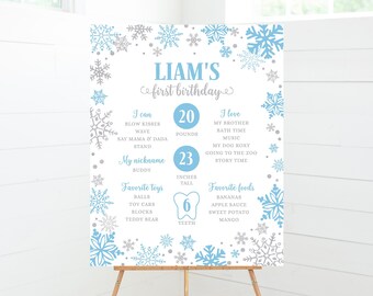 Può includere: Un cartello di primo compleanno stampabile blu e grigio con fiocchi di neve e sfondo bianco. Il cartello include il nome Liam, l'età di 20 libbre, 23 pollici di altezza, e un elenco di cose che Liam può fare, ama e i suoi giocattoli e cibi preferiti.