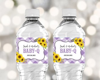 Puede incluir: Dos botellas de agua de plástico transparente con etiquetas a cuadros morados y blancos con girasoles y el texto "Sarah & Michael's BABY-Q JULY 28, 2011".