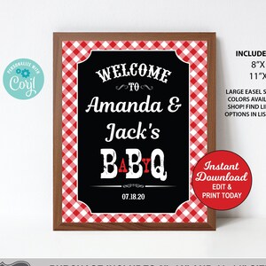 Op de afbeelding: Afdrukbaar welkomsbord voor een BBQ-feest met een rood-witte ruitjesachtergrond. Het bord zegt "Welkom bij Amanda & Jack's BBQ 07.18.20".