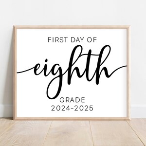 Op de afbeelding: Een wit bord met zwarte tekst waarop staat "First Day of Eighth Grade 2024-2025". Het woord "Eighth" is geschreven in een groot, cursief lettertype.