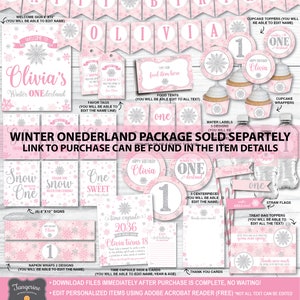 Puede incluir: Decoraciones de fiesta imprimibles en rosa y plata para un primer cumplea&ntilde;os con un tema de invierno. El conjunto incluye una pancarta, adornos para cupcakes, envoltorios para cupcakes, etiquetas para botellas de agua, etiquetas de regalo, carpas para comida, adornos para bolsas de golosinas, banderas de pajitas, tarjetas de agradecimiento y mucho m&aacute;s. El texto de la pancarta dice "Feliz cumplea&ntilde;os Olivia".
