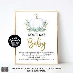 Może przedstawiać: Biała dynia z zielonymi liśćmi i złotymi literami, na kt&oacute;rej widnieje napis "Nie m&oacute;w Baby". Tablica jest przeznaczona do gry na baby shower, w kt&oacute;rej goście biorą spinacze do bielizny i przypinają je do swoich ubrań, gdy usłyszą, jak ktoś m&oacute;wi "baby". Tablica zawiera tekst "Zakup obejmuje tablice w rozmiarach 8"x10" i 5"x7". Tekst nie jest edytowalny."