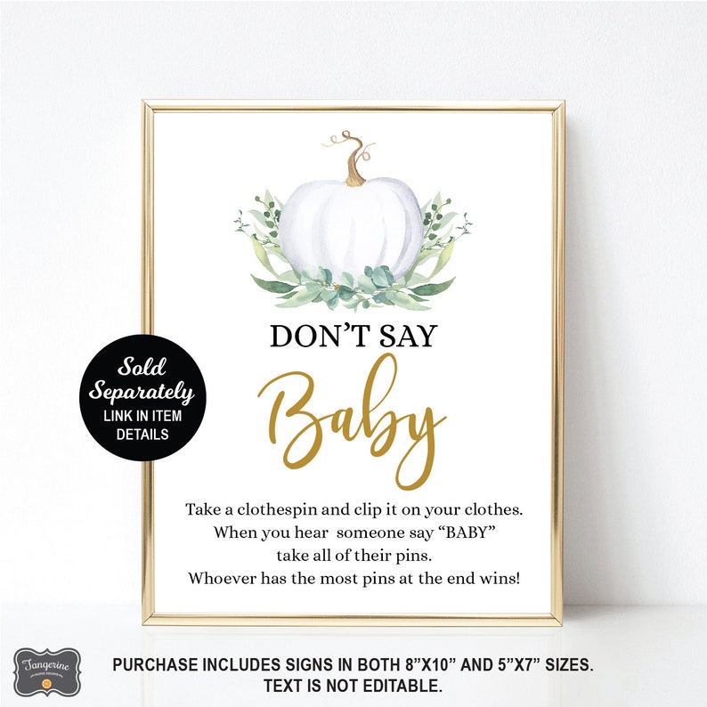 Może przedstawiać: Biała dynia z zielonymi liśćmi i złotymi literami, na kt&oacute;rej widnieje napis "Nie m&oacute;w Baby". Tablica jest przeznaczona do gry na baby shower, w kt&oacute;rej goście biorą spinacze do bielizny i przypinają je do swoich ubrań, gdy usłyszą, jak ktoś m&oacute;wi "baby". Tablica zawiera tekst "Zakup obejmuje tablice w rozmiarach 8"x10" i 5"x7". Tekst nie jest edytowalny."