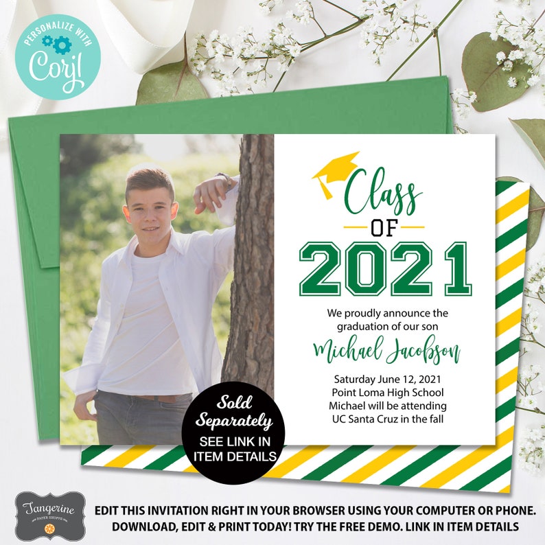 K&ouml;nnte beinhalten: Eine Graduation Announcement f&uuml;r Michael Jacobson, Klasse von 2021. Die Ank&uuml;ndigung zeigt einen gr&uuml;n-gelb gestreiften Hintergrund mit einem Foto von Michael in einem wei&szlig;en Hemd und einer gr&uuml;n-gelben Abschluss-Kappe. Der Text "Separat verkauft, Link in den Artikeldetails sehen" befindet sich in einem schwarzen Kreis.