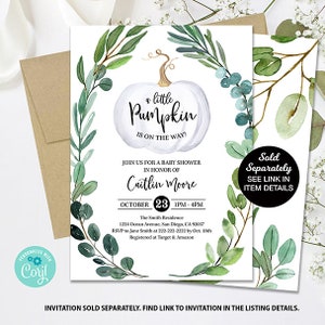 Może przedstawiać: Biała dynia otoczona zielonymi liśćmi i jagodami. Tekst "a little Pumpkin is on the way!" znajduje się nad dynią. Tekst "Join us for a baby shower in honor of Caitlin Moore" znajduje się pod dynią. Data i godzina wydarzenia są wymienione pod tekstem. Tekst "Sold Separately SEE LINK IN ITEM DETAILS" znajduje się w prawym g&oacute;rnym rogu obrazu.