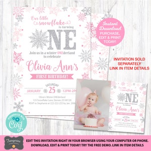 Puede incluir: Una invitaci&oacute;n de primer cumplea&ntilde;os con tem&aacute;tica de copos de nieve rosa y plata para una ni&ntilde;a llamada Olivia Ann. La invitaci&oacute;n presenta un gran n&uacute;mero uno de purpurina plateada con el texto "Our little snowflake is turning ONE" y "Join us in a winter ONEderland to celebrate Olivia Ann's First Birthday!" La invitaci&oacute;n tambi&eacute;n incluye una foto de una ni&ntilde;a peque&ntilde;a con un globo rosa y un pastel. El texto "S&aacute;bado, 25 de enero, 12PM-2PM" tambi&eacute;n est&aacute; incluido.