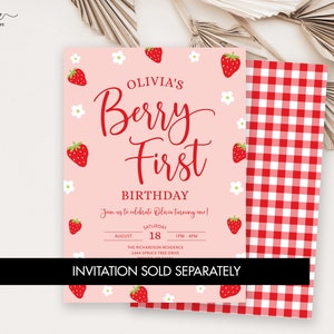 Puede incluir: Invitaci&oacute;n de cumplea&ntilde;os rosa y roja con tem&aacute;tica de fresa. La invitaci&oacute;n dice "Olivia's Berry First Birthday" e incluye detalles sobre la fiesta, como la fecha, la hora y el lugar. La invitaci&oacute;n se vende por separado.
