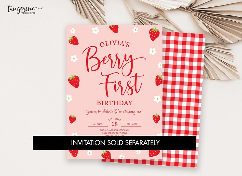 Puede incluir: Invitaci&oacute;n de cumplea&ntilde;os rosa y roja con tem&aacute;tica de fresa. La invitaci&oacute;n dice "Olivia's Berry First Birthday" e incluye detalles sobre la fiesta, como la fecha, la hora y el lugar. La invitaci&oacute;n se vende por separado.