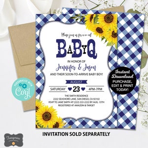 Op de afbeelding: Een blauwe en witte gingham baby shower uitnodiging met zonnebloemen en de tekst "Baby Q" ter ere van Jennifer & Jason. De uitnodiging bevat de datum, tijd en locatie van het evenement. Het bevat ook de tekst "Direct downloaden, kopen, bewerken en afdrukken!"