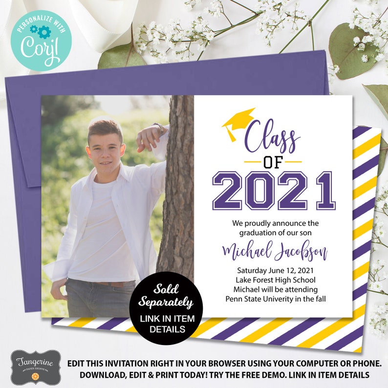 K&ouml;nnte beinhalten: Eine lila und gelbe Graduation Announcement mit einem Foto eines jungen Mannes in einem wei&szlig;en Hemd. Die Ank&uuml;ndigung lautet "Class of 2021" und enth&auml;lt den Namen des Absolventen, Michael Jacobson, sowie das Datum und den Ort der Abschlussfeier. Au&szlig;erdem wird darauf hingewiesen, dass Michael im Herbst die Pennsylvania State University besuchen wird.