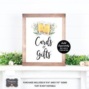 K&ouml;nnte beinhalten: Ein druckbares Schild mit einer Aquarell-Illustration von zwei Bierkr&uuml;gen und dem Text "Cards & Gifts". Das Schild enth&auml;lt auch den Text "Sold Separately SEE LINK IN ITEM LISTING". Das Schild ist 8" x 10" und 5" x 7" gro&szlig; und nicht bearbeitbar.