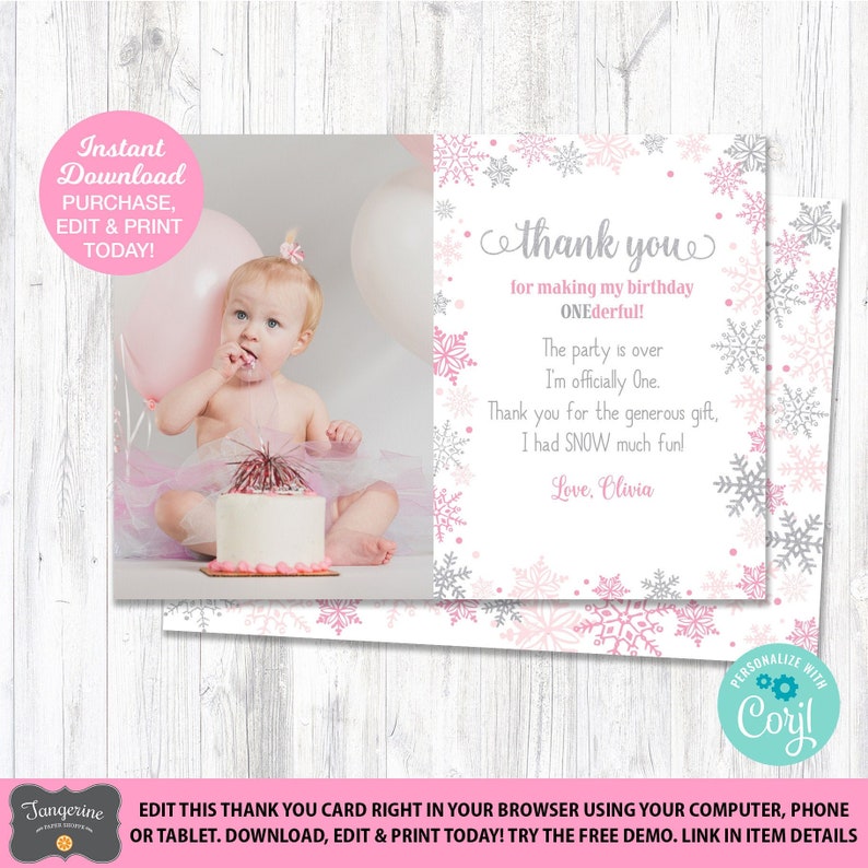 Puede incluir: Tarjeta de agradecimiento rosa y gris con un dise&ntilde;o de copo de nieve. La tarjeta tiene una foto de una ni&ntilde;a peque&ntilde;a con un pastel de cumplea&ntilde;os y un globo rosa. El texto de la tarjeta dice: "&iexcl;Gracias por hacer mi cumplea&ntilde;os INCRE&Iacute;BLE! La fiesta ha terminado, soy oficialmente una. Gracias por el generoso regalo, &iexcl;me divert&iacute; mucho! Con cari&ntilde;o, Olivia."