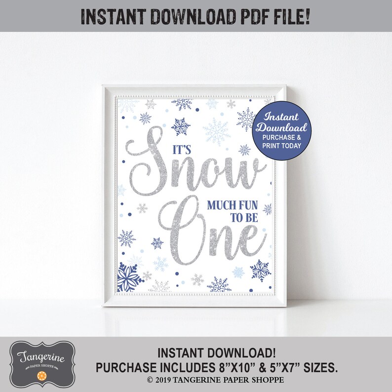 Pu&ograve; includere: Cartello stampabile per una festa di primo compleanno a tema invernale. Il cartello &egrave; bianco con fiocchi di neve blu e argento e dice "It's Snow One" con la parola "Snow" in glitter argento. Il cartello &egrave; incorniciato in una cornice bianca.