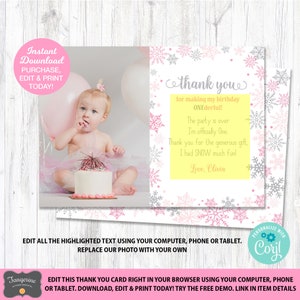 Puede incluir: Una tarjeta de agradecimiento con tem&aacute;tica de copos de nieve rosa y blanco con una foto de una ni&ntilde;a peque&ntilde;a con un tut&uacute; rosa sosteniendo un globo rosa y un pastel blanco. El texto de la tarjeta dice "&iexcl;Gracias por hacer que mi cumplea&ntilde;os sea ONEderful! La fiesta ha terminado, soy oficialmente una. Gracias por el generoso regalo, me divert&iacute; mucho en la NIEVE! Con amor, Olivia."