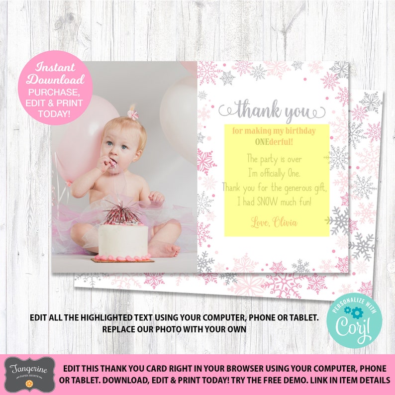 Puede incluir: Una tarjeta de agradecimiento con tem&aacute;tica de copos de nieve rosa y blanco con una foto de una ni&ntilde;a peque&ntilde;a con un tut&uacute; rosa sosteniendo un globo rosa y un pastel blanco. El texto de la tarjeta dice "&iexcl;Gracias por hacer que mi cumplea&ntilde;os sea ONEderful! La fiesta ha terminado, soy oficialmente una. Gracias por el generoso regalo, me divert&iacute; mucho en la NIEVE! Con amor, Olivia."