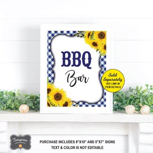 Op de afbeelding: Een printbaar bord met een blauwe en witte ruitjesachtergrond en zonnebloemen. Het bord zegt "BBQ Bar" in zwarte tekst. Het bord is 8"x10" en 5"x7".