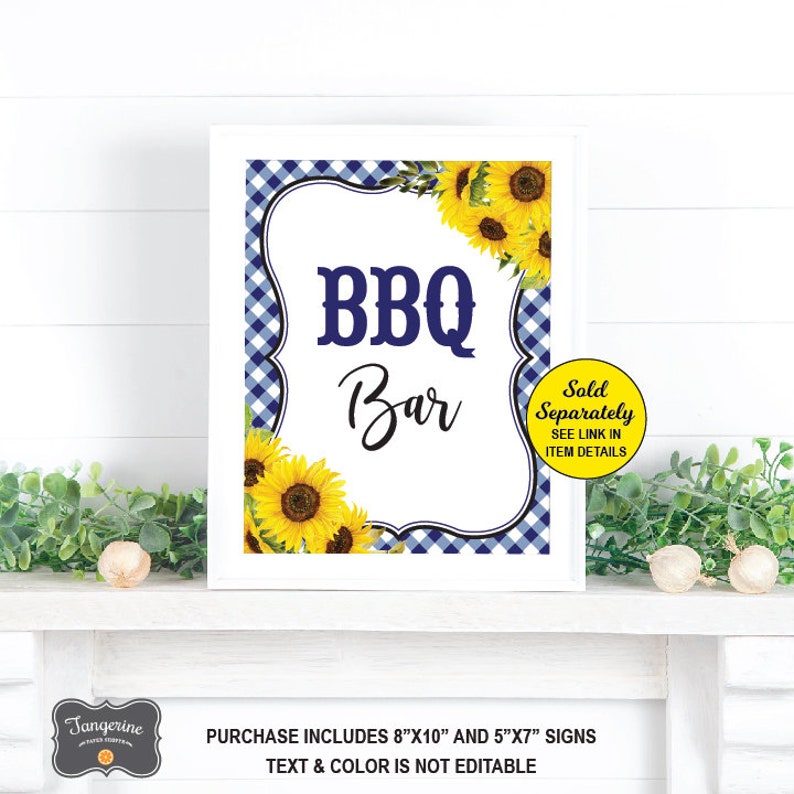 Op de afbeelding: Een printbaar bord met een blauwe en witte ruitjesachtergrond en zonnebloemen. Het bord zegt "BBQ Bar" in zwarte tekst. Het bord is 8"x10" en 5"x7".