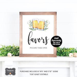 K&ouml;nnte beinhalten: Ein druckbares Schild mit einer Aquarell-Illustration von zwei Bierkr&uuml;gen mit gr&uuml;nen Bl&auml;ttern. Das Schild sagt "favors" und "Please take one". Das Schild ist in einem braunen Holzrahmen gerahmt. Das Schild ist 8" x 10" und 5" x 7".