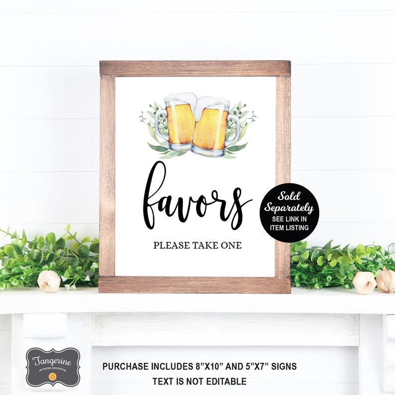 K&ouml;nnte beinhalten: Ein druckbares Schild mit einer Aquarell-Illustration von zwei Bierkr&uuml;gen mit gr&uuml;nen Bl&auml;ttern. Das Schild sagt "favors" und "Please take one". Das Schild ist in einem braunen Holzrahmen gerahmt. Das Schild ist 8" x 10" und 5" x 7".