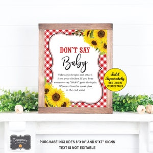 Op de afbeelding: Een houten bord met een rood-witte geruite rand en de woorden "DON'T SAY Baby" in zwart schrift. Het bord bevat instructies voor een babyshower-spel en is versierd met gele zonnebloemen. Verkrijgbaar in 20,3 cm x 25,4 cm en 12,7 cm x 17,8 cm.