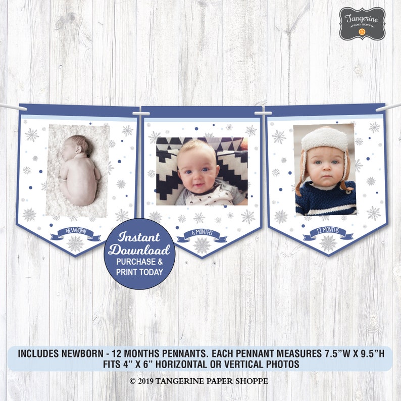 Pu&ograve; includere: Uno striscione di pietre miliari per bambini blu e bianco con fiocchi di neve e sfondo bianco. Lo striscione comprende 12 bandierine, ciascuna di 19 cm di larghezza per 24 cm di altezza. Ogni bandierina ha spazio per una foto di 10 cm per 15 cm. Lo striscione include il testo "Download istantaneo Acquista e stampa oggi".