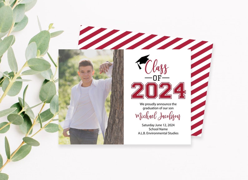 K&ouml;nnte beinhalten: Eine Graduation-Ank&uuml;ndigungskarte mit einem Foto eines jungen Mannes in einem wei&szlig;en Hemd und Jeans. Die Karte ist rot-wei&szlig; gestreift mit dem Text "Class of 2024" in Schwarz und Rot. Der Text enth&auml;lt auch den Namen des Absolventen, Michael Jacobson, das Datum der Graduation, den 12. Juni 2024, sowie den Namen der Schule und den Abschluss.