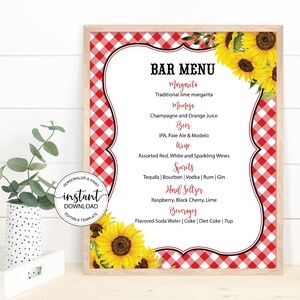 Op de afbeelding: Een printbaar barmenu-bord met een rood-witte ruitjesachtergrond. Het bord heeft een zonnebloemontwerp en vermeldt verschillende dranken, waaronder margaritas, mimosas, bier, wijn, sterke drank, hard seltzer en dranken.