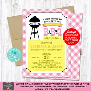 Puede incluir: Invitaci&oacute;n a baby shower rosa y amarilla con un gr&aacute;fico de parrilla y el texto "A Bun in the Oven and Burgers on the Grill". La invitaci&oacute;n dice "Join us for a co-ed Baby Q Baby Shower in honor of Jennifer & Jason and their soon-to-arrive baby girl!" La fecha es el 23 de agosto, de 16:00 a 19:00. El lugar es The Smith's Backyard, 2222 Beachcomber Drive, San Diego, CA. RSVP a Julia al (222) 222-2222 antes del 12 de agosto. Registrado en Target & Amazon.