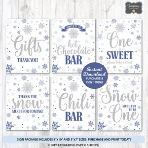 Pu&ograve; includere: Segnali per feste invernali stampabili con fiocchi di neve blu e argentati. I segnali includono testo come "Regali", "Bar al cioccolato caldo", "Bar al chili", "Uno &egrave; dolce" e "&Egrave; neve uno".