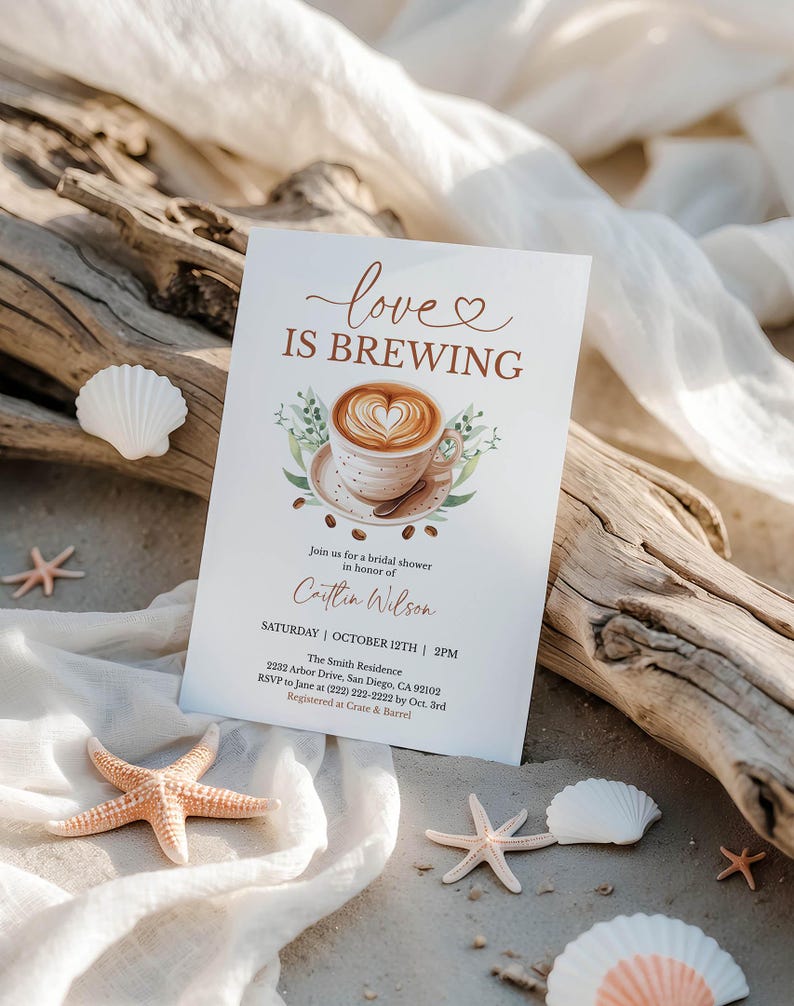 K&ouml;nnte beinhalten: Eine Einladung zur Brautparty mit dem Text "love IS BREWING" und einer Kaffeetassen-Illustration. Die Einladung enth&auml;lt Details f&uuml;r Caitlins Wilson's Party, vor einem Strandhintergrund mit Muscheln und Seesternen.