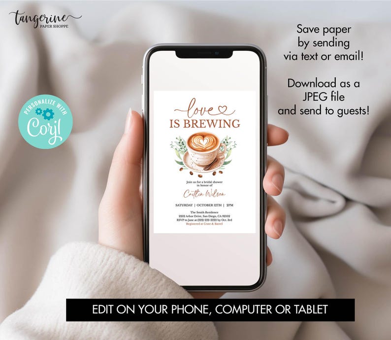 K&ouml;nnte beinhalten: Ein Smartphone zeigt eine Einladung zur Brautparty mit Kaffeemotiv. Die Einladung zeigt den Text "love is brewing" &uuml;ber einer Kaffeetassen-Illustration. Zus&auml;tzlicher Text enth&auml;lt Veranstaltungsdetails und Anweisungen zur Bearbeitung.
