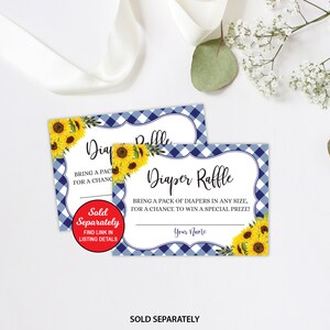 Op de afbeelding: Twee kaarten met een blauw-wit geruit patroon met zonnebloemen en de tekst "Diaper Raffle" en "Bring a pack of diapers in any size, for a chance to win a special prize!" De tekst "Sold Separately" is onder de kaarten gedrukt.