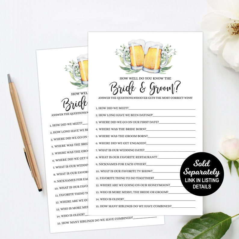 K&ouml;nnte beinhalten: Ein druckbares Brautparty-Spiel mit einer Aquarell-Illustration von zwei Bierkr&uuml;gen mit gr&uuml;nen Bl&auml;ttern. Das Spiel tr&auml;gt den Titel "How Well Do You Know The Bride & Groom?" und enth&auml;lt 15 Fragen &uuml;ber das Paar.