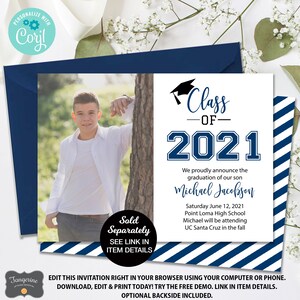 K&ouml;nnte beinhalten: Eine blaue und wei&szlig;e Graduation-Ank&uuml;ndigung mit einem Foto eines jungen Mannes in einem wei&szlig;en Hemd. Die Ank&uuml;ndigung lautet "Klasse von 2021" und enth&auml;lt den Namen des Absolventen, Michael Jacobson. Sie enth&auml;lt auch das Datum und den Ort der Abschlussfeier sowie den Namen der Universit&auml;t, die der Absolvent besuchen wird.