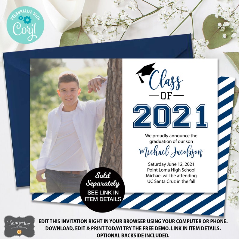 K&ouml;nnte beinhalten: Eine blaue und wei&szlig;e Graduation-Ank&uuml;ndigung mit einem Foto eines jungen Mannes in einem wei&szlig;en Hemd. Die Ank&uuml;ndigung lautet "Klasse von 2021" und enth&auml;lt den Namen des Absolventen, Michael Jacobson. Sie enth&auml;lt auch das Datum und den Ort der Abschlussfeier sowie den Namen der Universit&auml;t, die der Absolvent besuchen wird.
