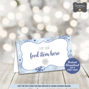 Pu&ograve; includere: Modello di etichetta alimentare stampabile con un design a fiocco di neve blu e argento. Il testo "TYPE YOUR food item here" &egrave; sull'etichetta. Il testo "Instant Download EDIT & PRINT TODAY" &egrave; sul lato destro dell'etichetta.