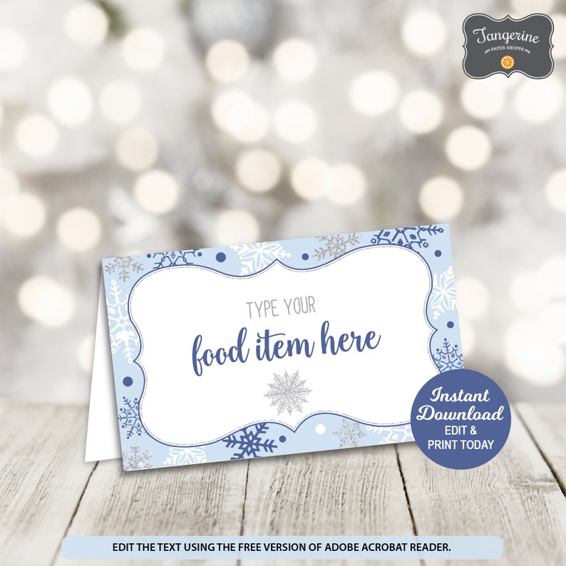 Pu&ograve; includere: Modello di etichetta alimentare stampabile con un design a fiocco di neve blu e argento. Il testo "TYPE YOUR food item here" &egrave; sull'etichetta. Il testo "Instant Download EDIT & PRINT TODAY" &egrave; sul lato destro dell'etichetta.