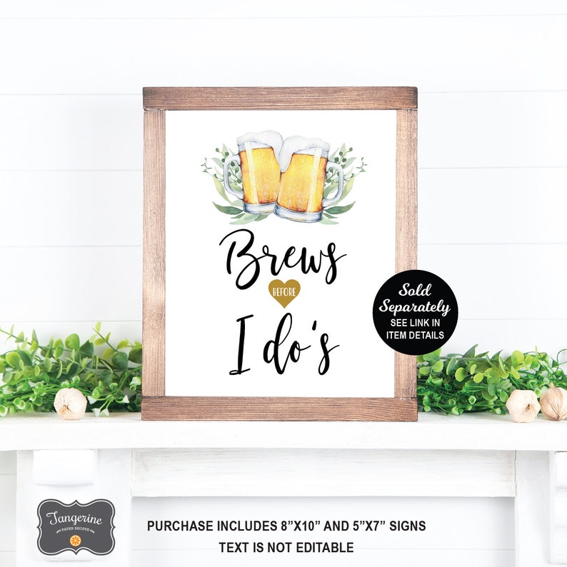 K&ouml;nnte beinhalten: Ein druckbares Schild mit einer Aquarell-Illustration von zwei Bierkr&uuml;gen mit gr&uuml;nen Bl&auml;ttern. Der Text lautet "Brews Before I Do's" mit einem goldenen Herzen und den Worten "Sold Separately" in einem Kreis. Das Schild ist 8"x10" und 5"x7" und der Text ist nicht bearbeitbar.