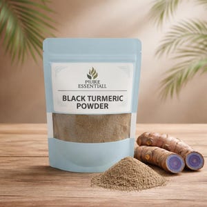 Pode incluir: Uma bolsa azul clara de pó de açafrão-da-terra preto com o texto "BLACK TURMERIC POWDER". Uma pequena pilha de pó e duas raízes de açafrão-da-terra estão ao lado da bolsa. As raízes têm um interior roxo.