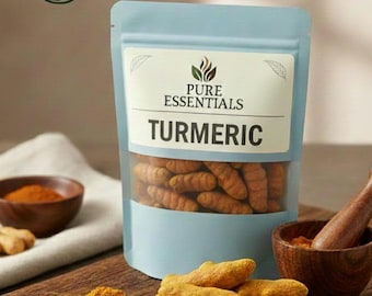 Op de afbeelding: Een lichtblauwe zak met kurkuma en een doorzichtig venster, met het label "PURE ESSENTIALS TURMERIC". Hele kurkumawortels en poeder worden gepresenteerd op een houten snijplank. Een lepel bevat kurkumapoeder, en het label luidt "100% NATURAL".