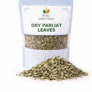 Puede incluir: Una bolsa transparente llena de hojas secas de Parijat, con un pequeño montón de hojas delante. La bolsa tiene una etiqueta blanca con el texto "Pure Essentials" y "Dry Parijat Leaves" en verde.