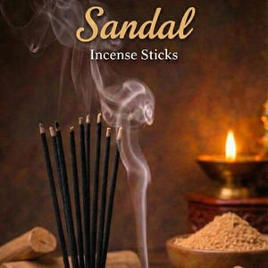 Op de afbeelding: Afbeelding van sandelhout wierookstokjes met opstijgende rook. De tekst luidt "PURE ESSENTIAL - NATURAL FRAGRANCE - Sandal Incense Sticks". De stokjes staan in een houten houder, met een brandende kaars en een kom met poeder op de achtergrond.