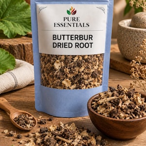 Puede incluir: Una bolsa azul claro con la etiqueta Pure Essentials Butterbur Dried Root que contiene trozos pequeños e irregulares de raíz seca de color marrón y beige. Una cuchara de madera pequeña y un cuenco de madera con los mismos trozos están al lado.