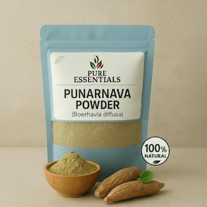 Pode incluir: Uma bolsa azul clara de pó de Purnarnava com o texto "Pure Essentials". Uma pequena tigela de madeira contém o pó, e duas raízes marrons e uma folha verde estão ao lado da tigela. Um adesivo redondo diz "100% NATURAL".