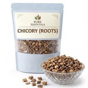 Puede incluir: Un paquete azul claro de raíces de achicoria secas, con la inscripción "Pure Essentials" y "Chicory (Roots)". Junto a él, un cuenco de cristal lleno de las mismas raíces picadas. La imagen muestra el producto y su contenido.
