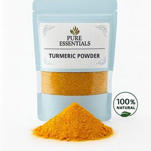 Puede incluir: Una bolsa azul claro de cúrcuma en polvo con el texto "PURE ESSENTIALS" y "TURMERIC POWDER". Un montón de cúrcuma en polvo de color naranja brillante se encuentra frente a la bolsa. Un círculo verde y blanco dice "100% NATURAL".