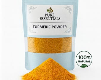 Könnte beinhalten: Ein hellblauer Beutel mit Kurkumapulver mit dem Text "PURE ESSENTIALS" und "TURMERIC POWDER". Ein Haufen leuchtend orangefarbenes Kurkumapulver liegt vor dem Beutel. Ein grüner und weißer Kreis zeigt "100% NATURAL".