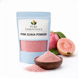 Puede incluir: Una bolsa azul claro con la etiqueta "PURE ESSENTIALS PINK GUAVA POWDER" con polvo rosa. Un cuenco de madera y un montón de polvo rosa están delante de la bolsa. Guayabas rosas enteras y en rodajas están a la derecha.